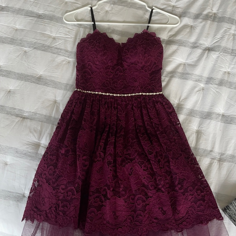 Cute strapless maroon dress!